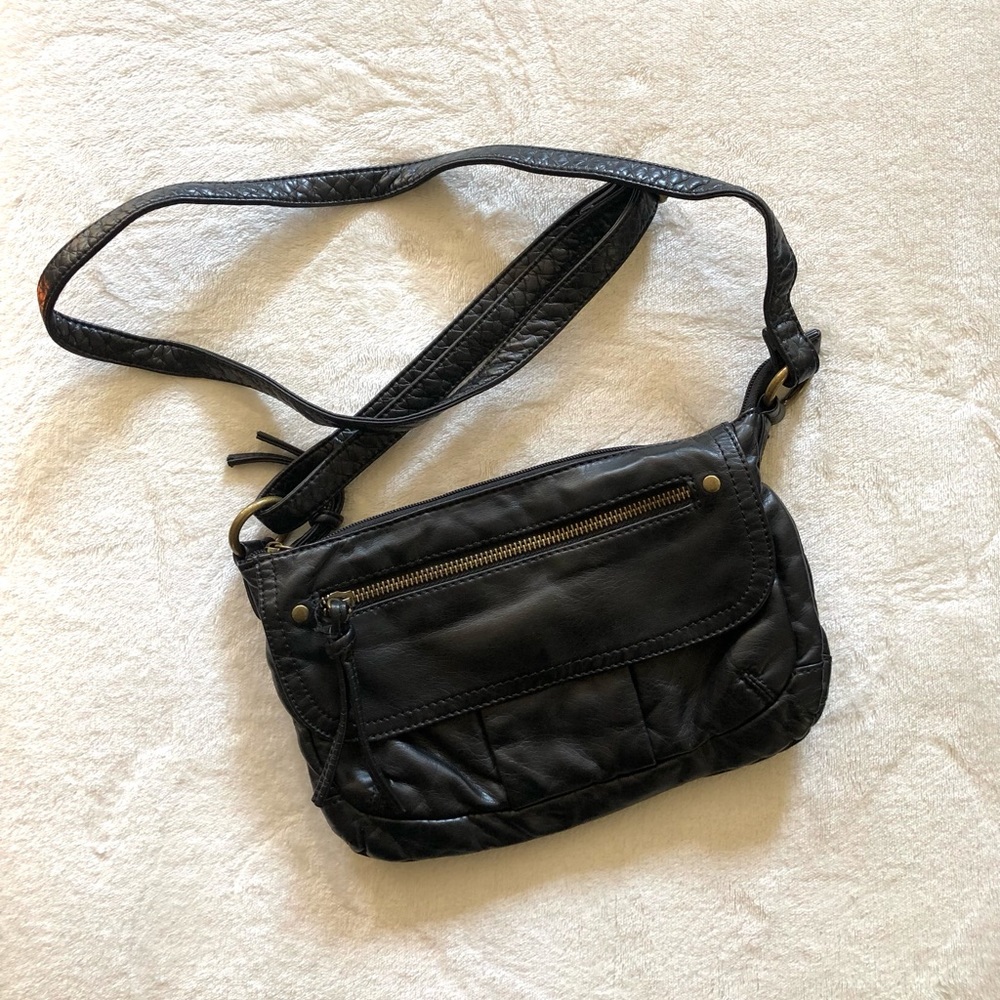 Arizona by JCPenney crossbody bag in black